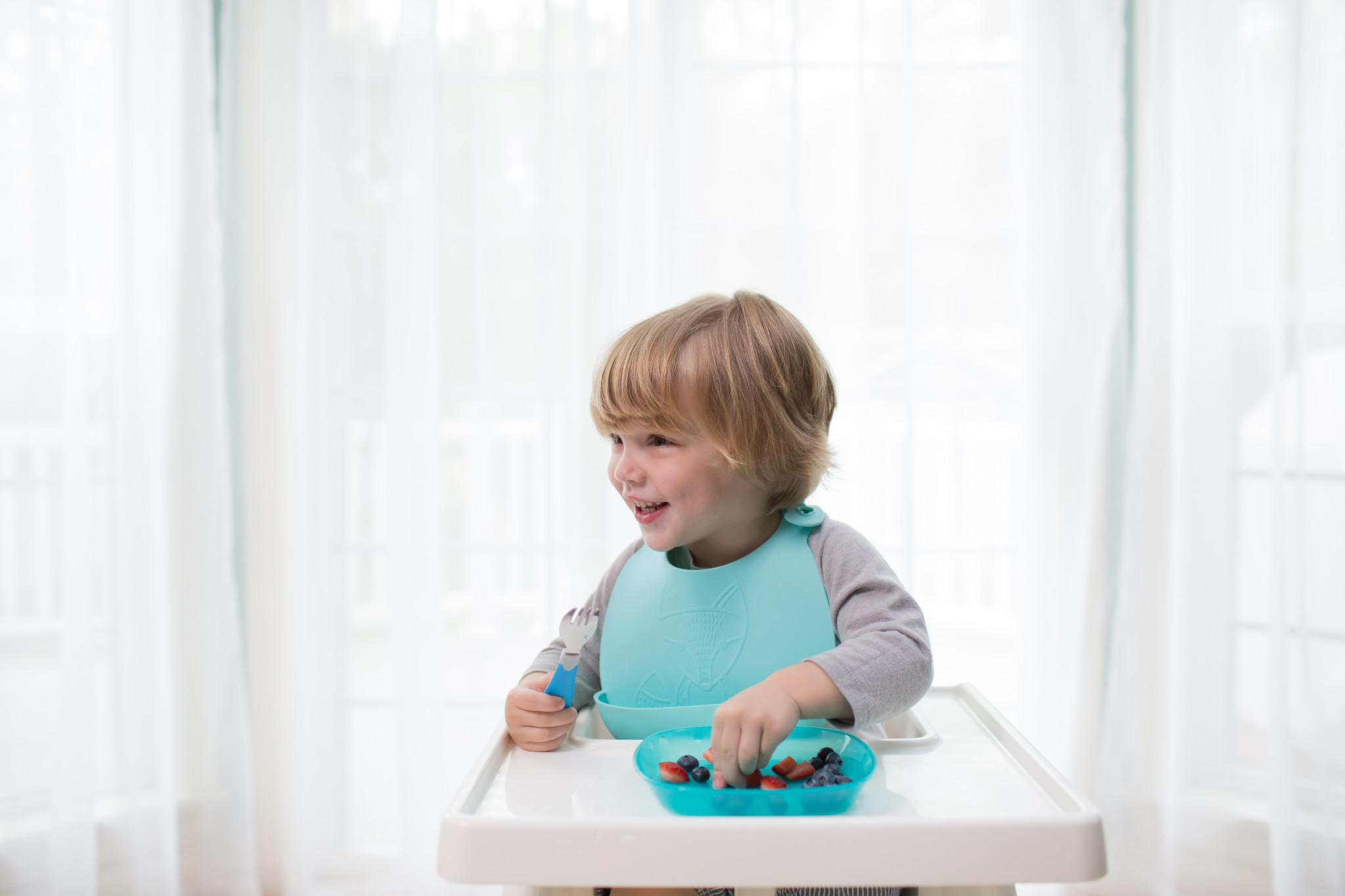Lifestyle_Toddler_Plate_Soft-Grip_Spoon_and_Fork_Silicone_Bib_TF022